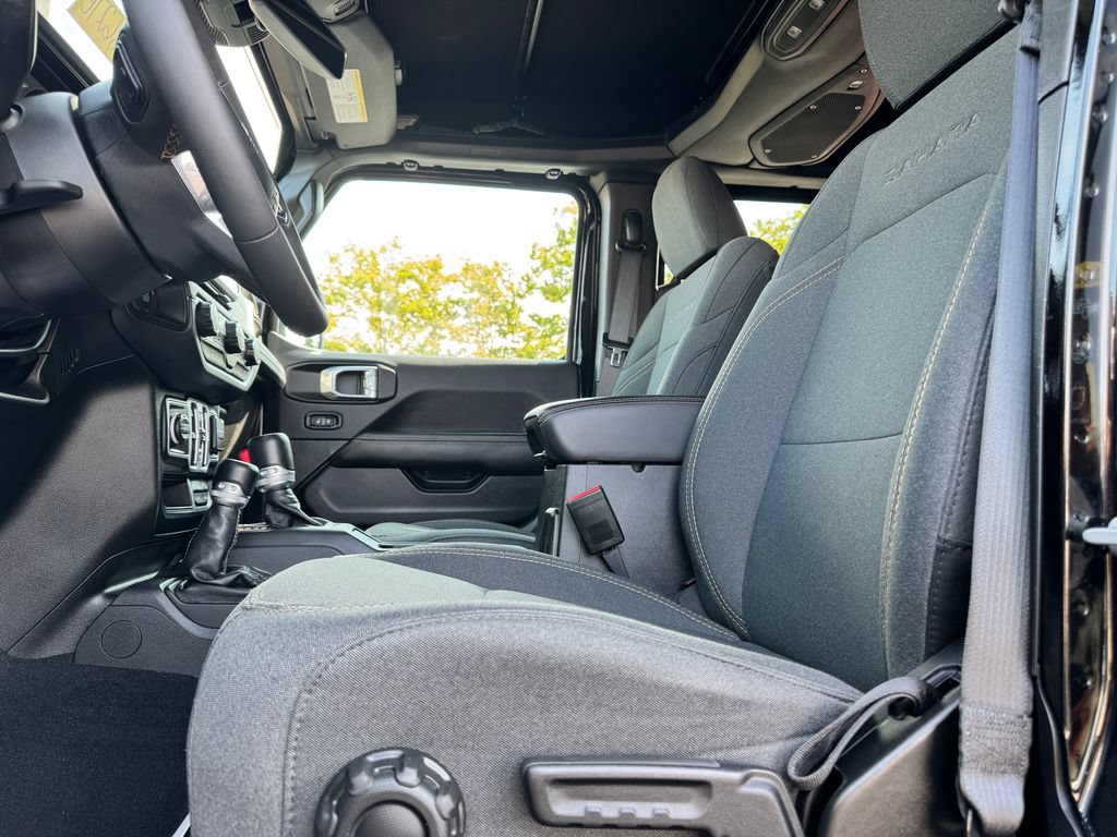 Used 2024 Jeep Wrangler Unlimited Sahara w/ Technology Group AWD/4WD image 19