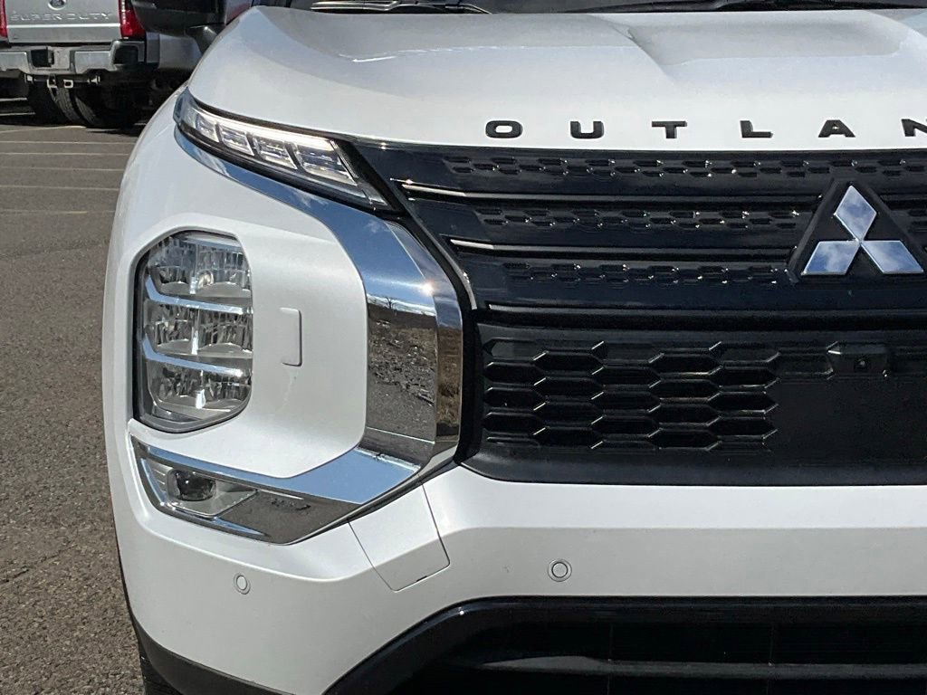 Used 2023 Mitsubishi Outlander SE Black Edition image 2