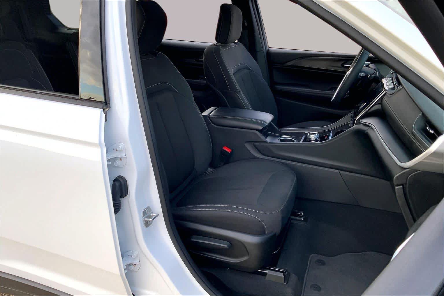 Used 2025 Jeep Grand Cherokee L Laredo RWD image 9