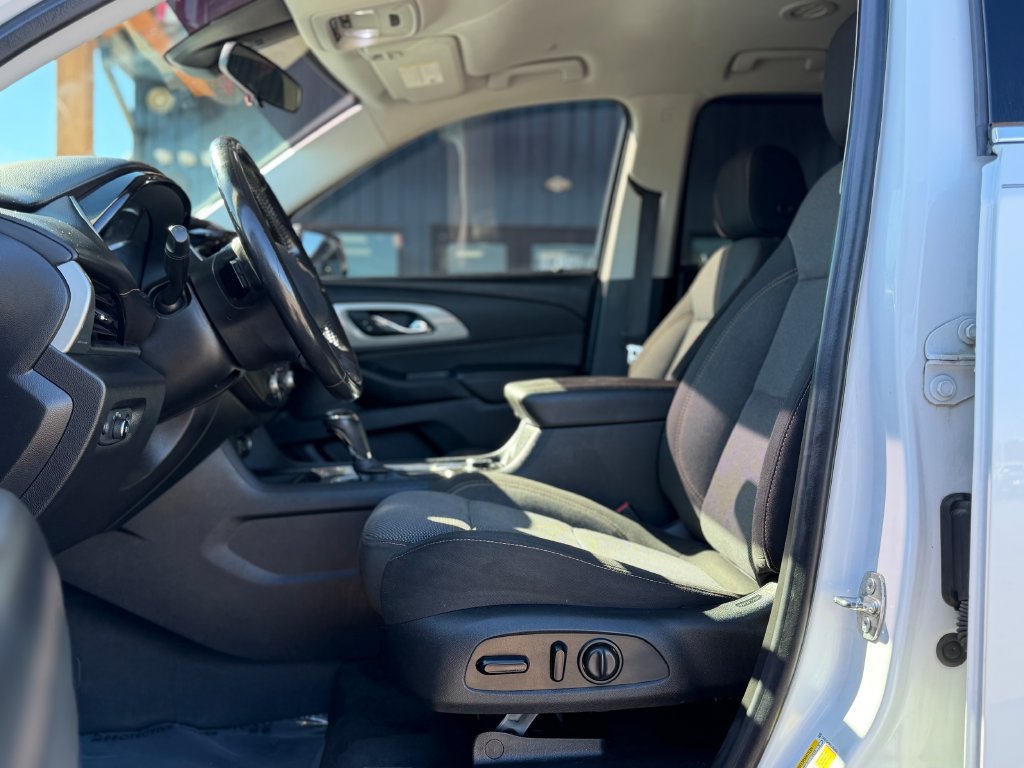 Used 2020 Chevrolet Traverse LT w/ LPO, 'HIT The Road' Package AWD/4WD image 9