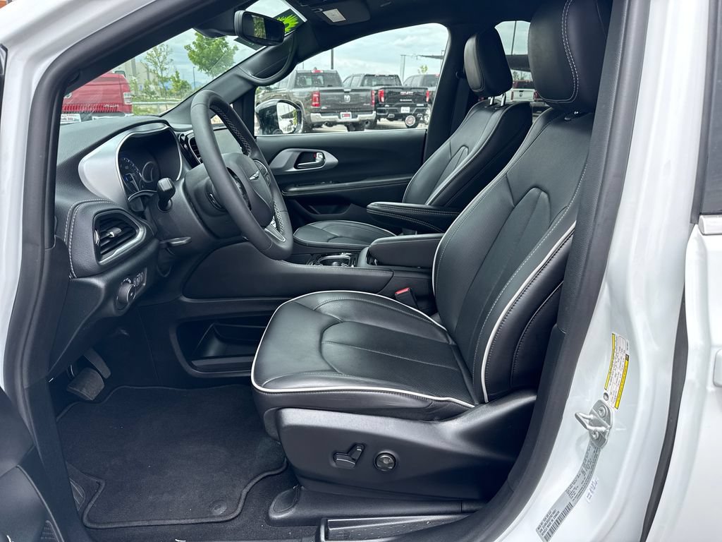 Used 2026 Chrysler Pacifica Limited AWD/4WD image 27