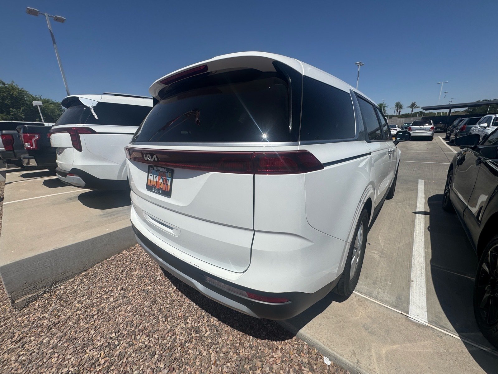 Used 2024 Kia Carnival LX FWD image 4