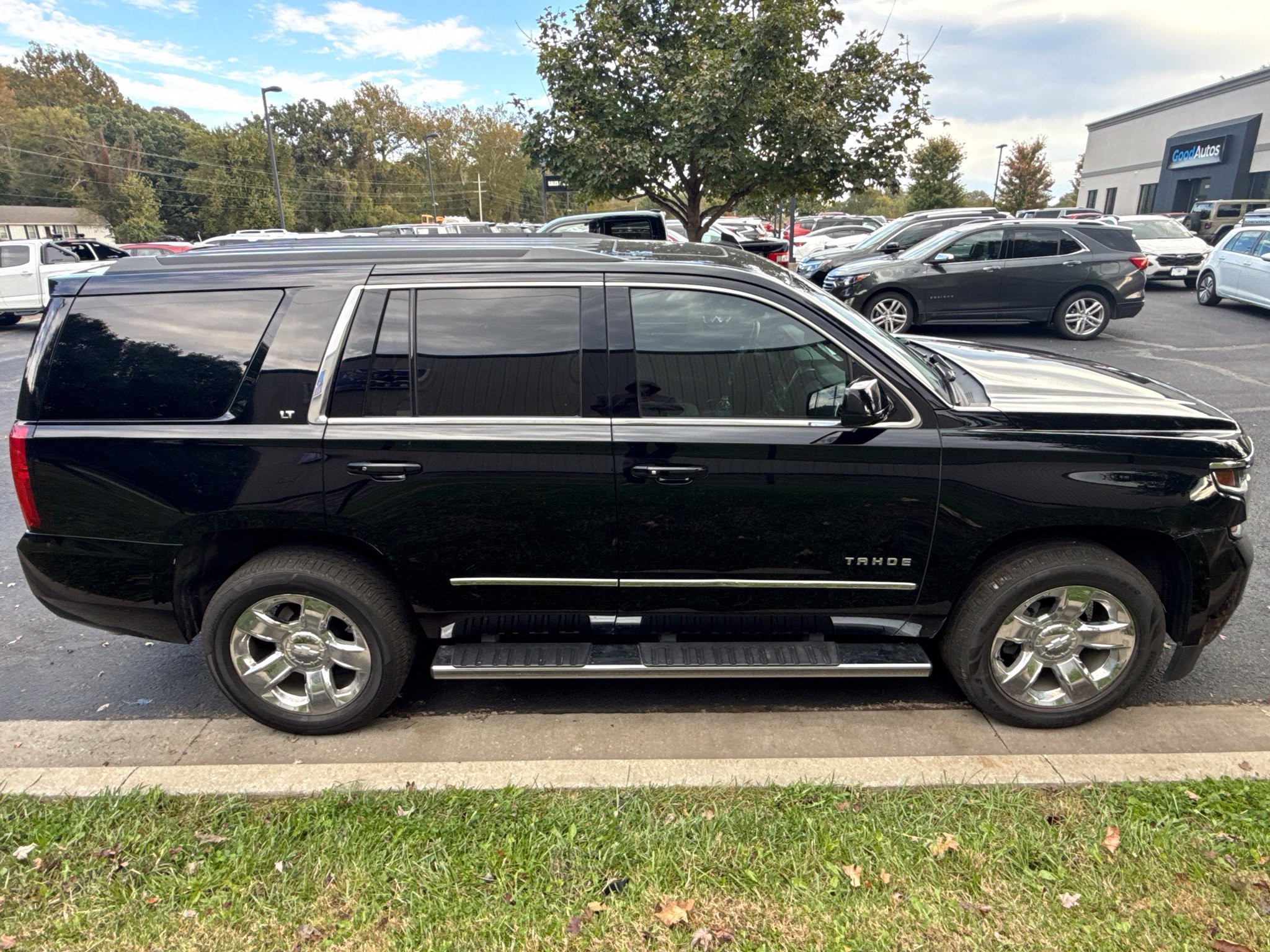 Used 2019 Chevrolet Tahoe LT w/ LT Signature Package AWD/4WD image 4