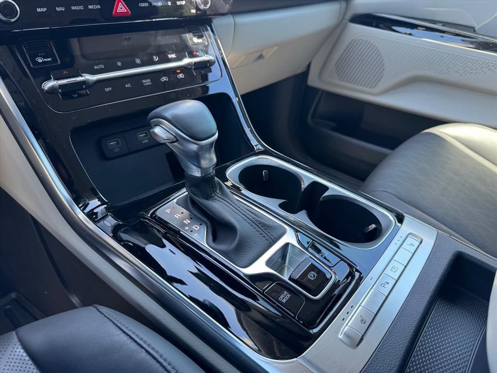 Used 2024 Kia Carnival EX FWD image 20