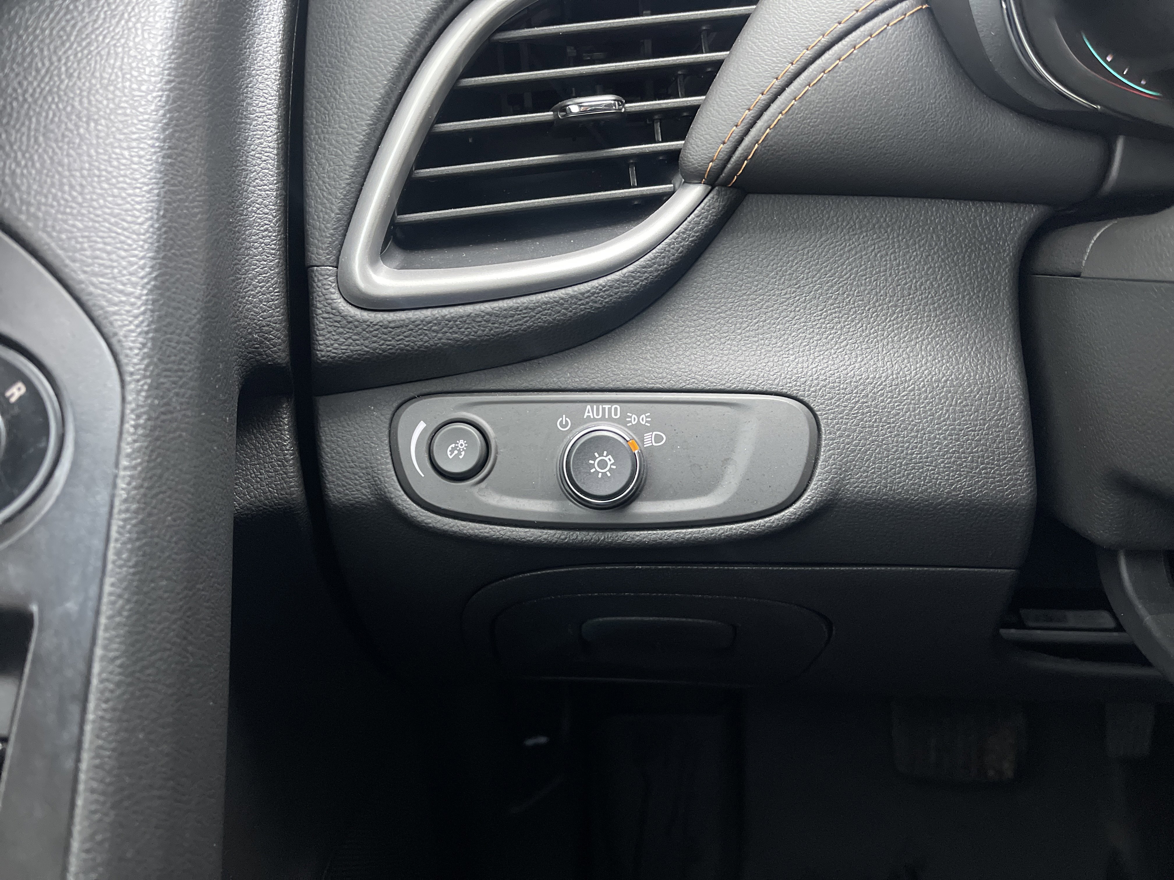 Used 2022 Chevrolet Trax LT w/ LT Convenience Package image 18