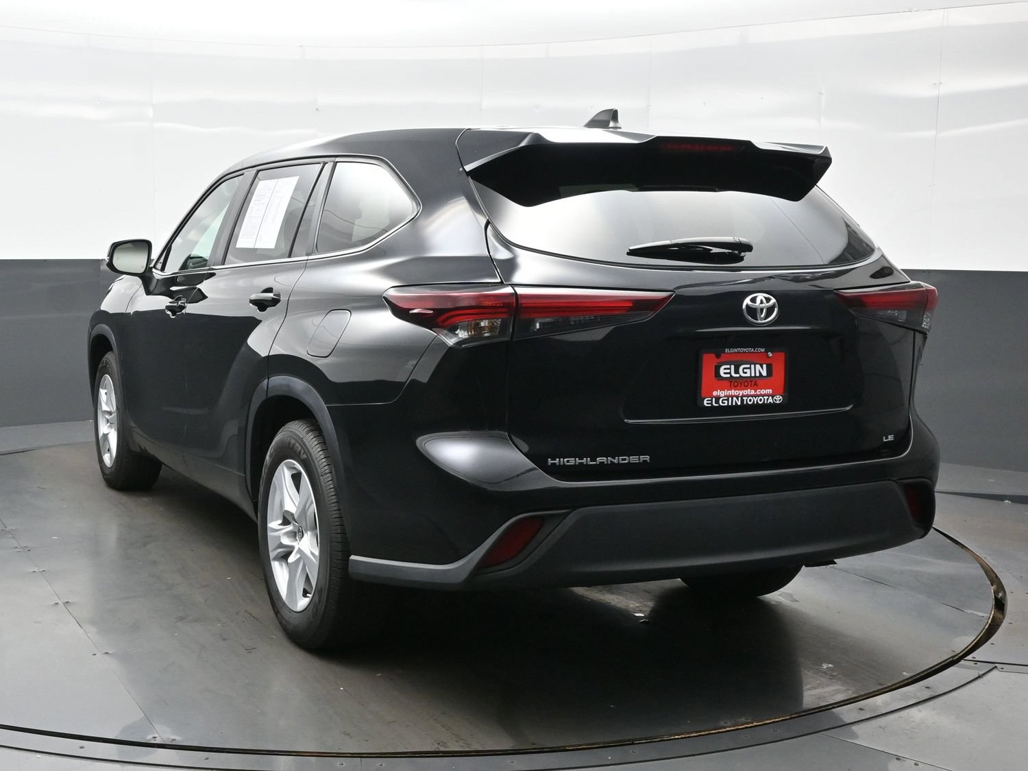 Used 2024 Toyota Highlander LE FWD image 4