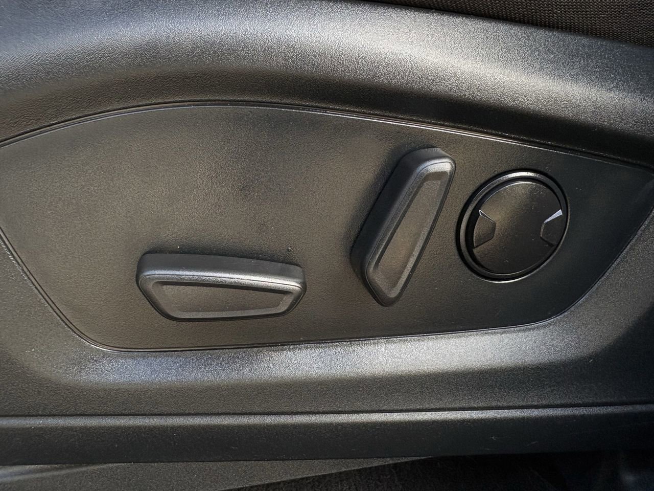 Used 2023 Ford Explorer XLT image 26