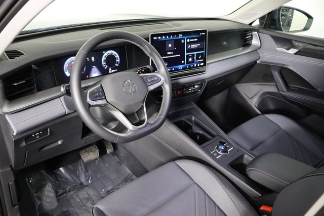 Used 2025 Volkswagen Tiguan SE AWD/4WD image 24