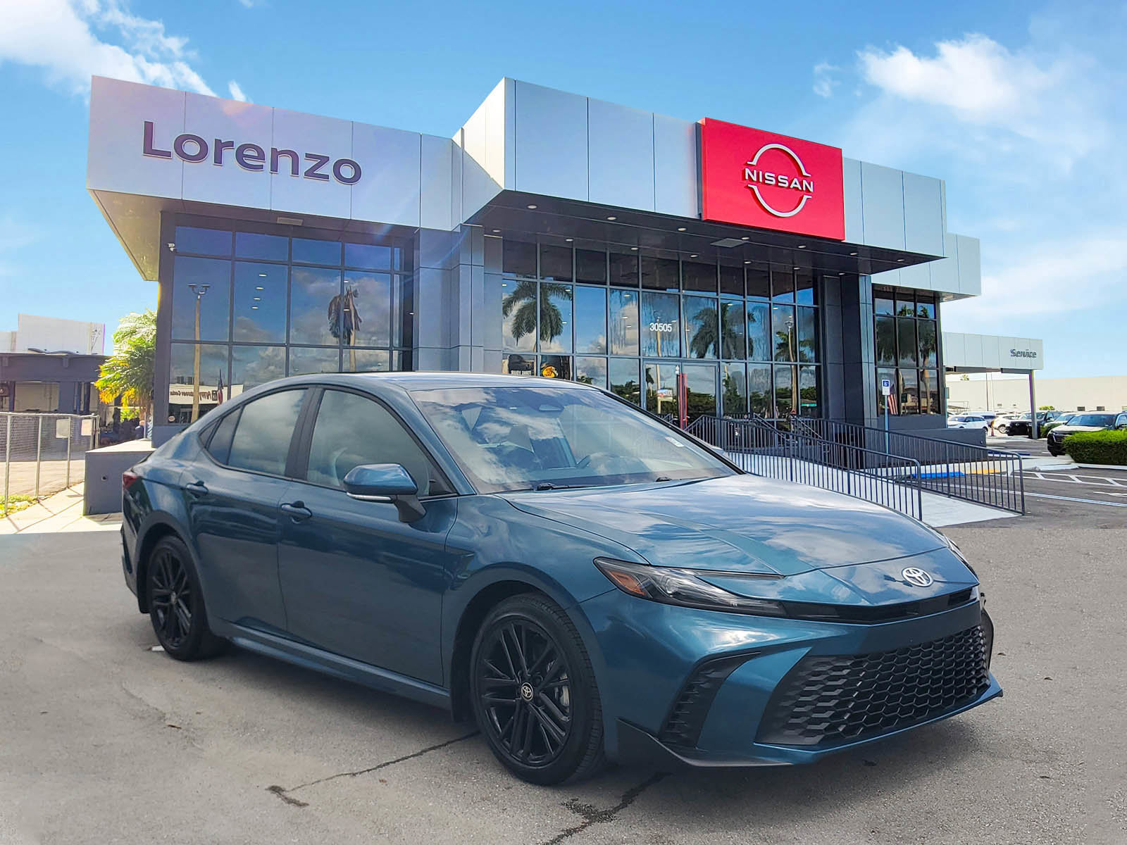 Used 2025 Toyota Camry SE FWD image 3