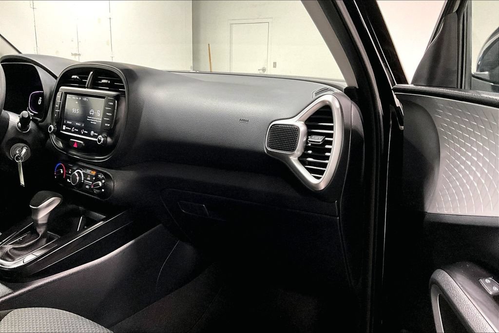 Used 2025 Kia Soul LX w/ LX Technology Package FWD image 19