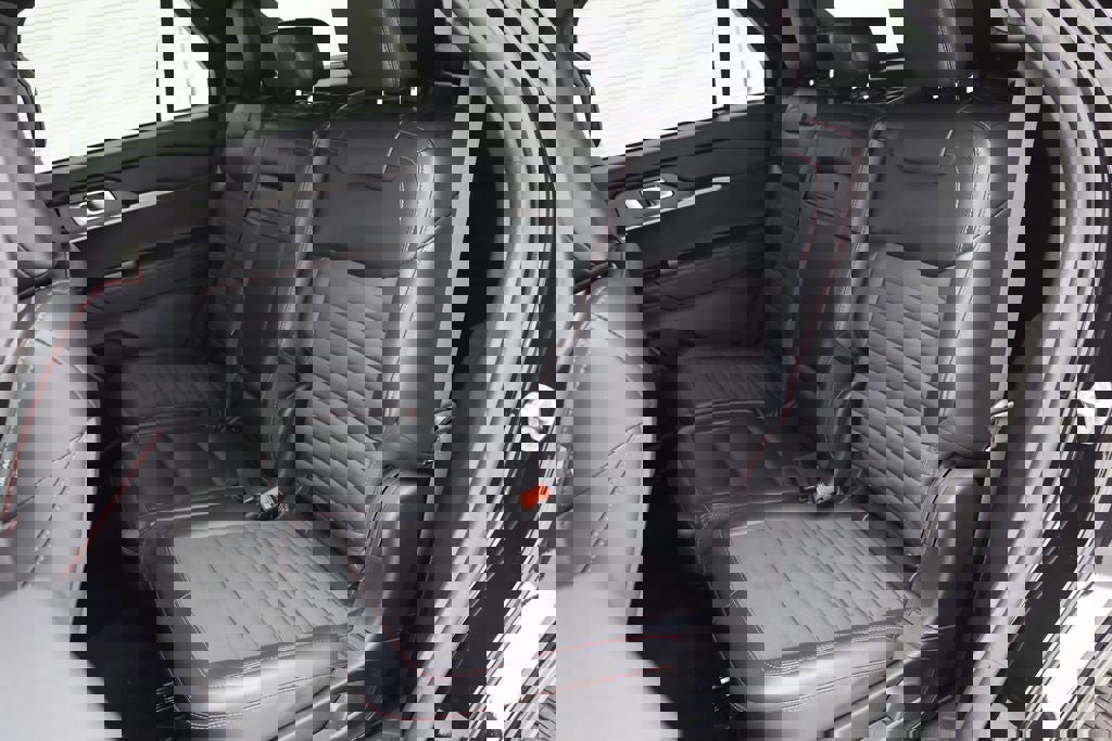 Used 2025 Ford Explorer ST-Line w/ ST-Line Street Pack image 13