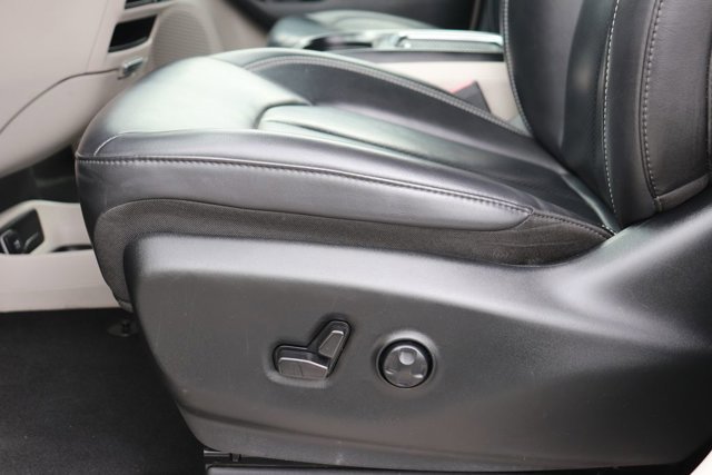 Used 2023 Chrysler Pacifica Touring-L image 11