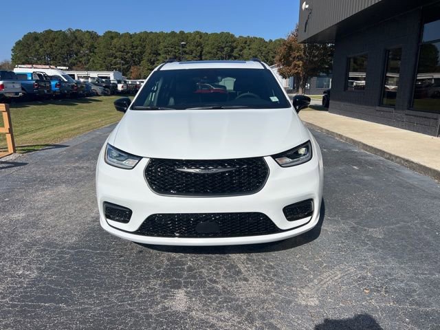 New 2026 Chrysler Pacifica Limited w/ Uconnect Theater Family Group image 3