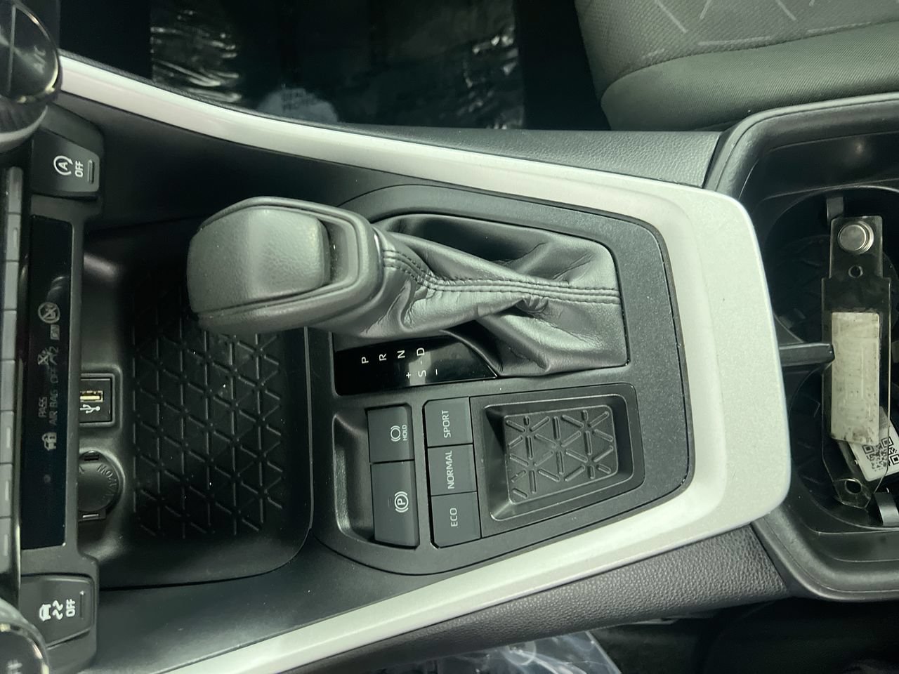 Used 2024 Toyota RAV4 XLE FWD image 17