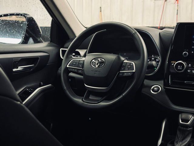 Used 2025 Toyota Highlander XLE image 25