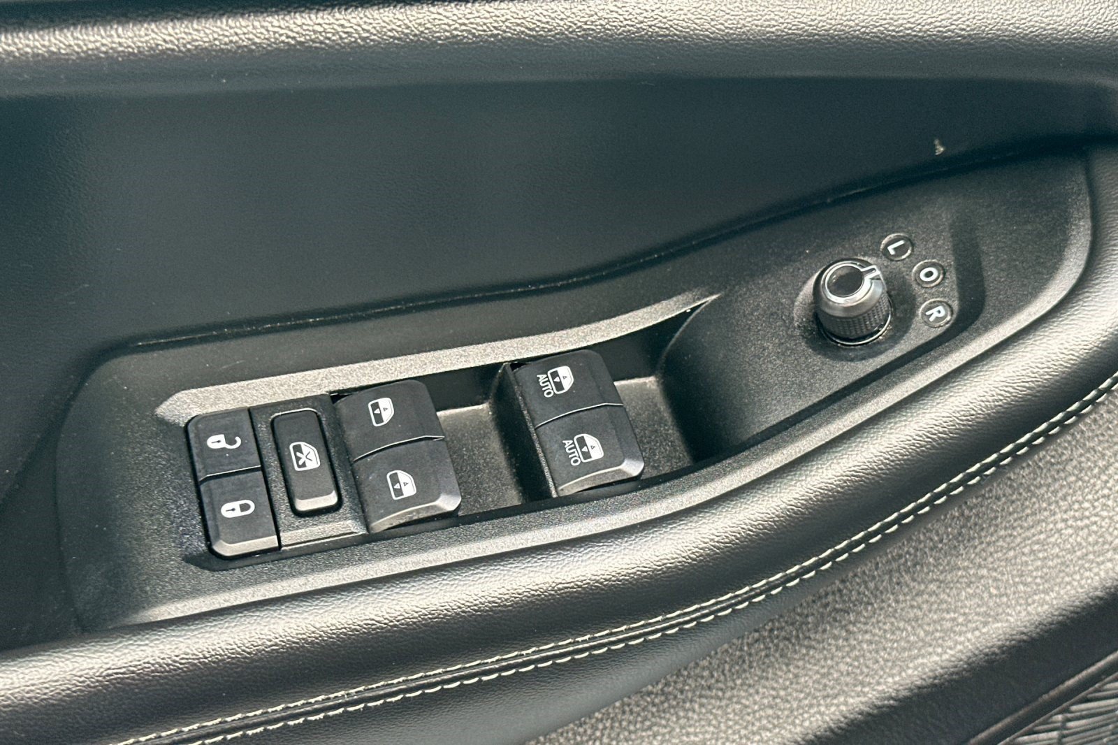 Used 2025 Jeep Grand Cherokee Altitude AWD/4WD image 13