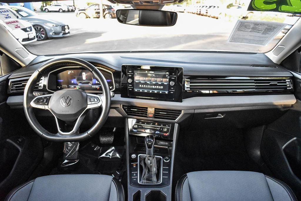 Used 2025 Volkswagen Jetta SE FWD image 13
