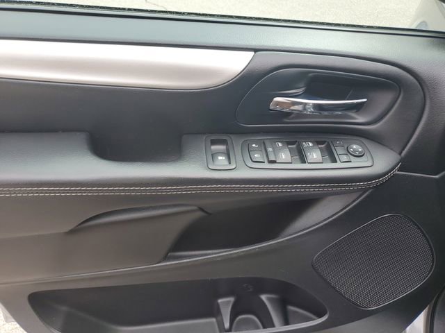 Used 2016 Dodge Grand Caravan SXT image 18