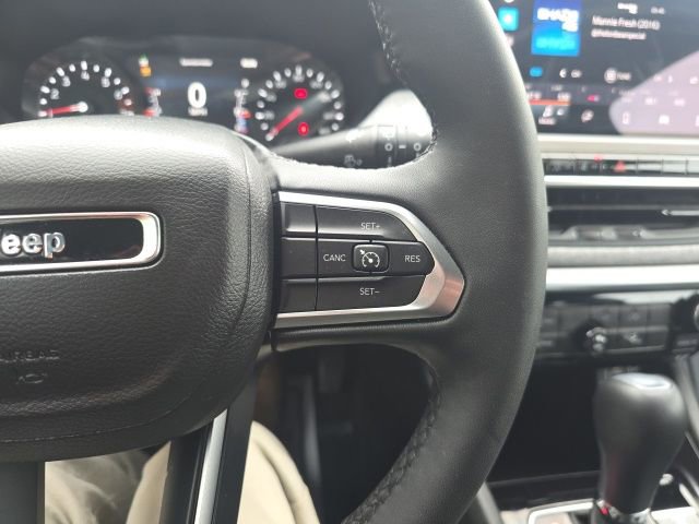 Used 2024 Jeep Compass Latitude w/ Sun and Sound Group AWD/4WD image 16