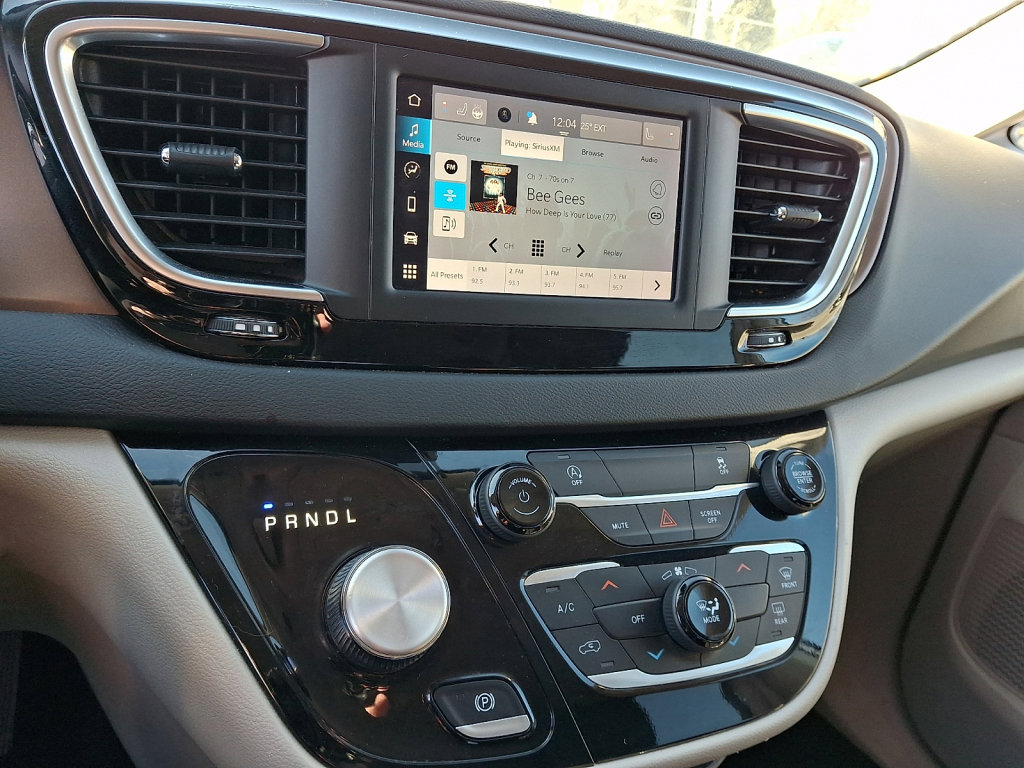 Used 2023 Chrysler Voyager LX image 28