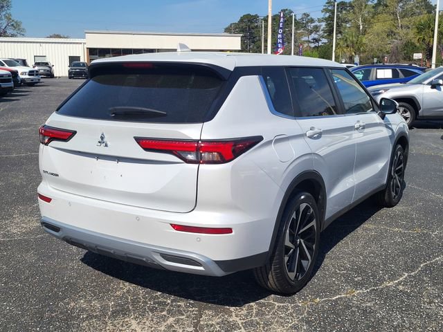 Used 2024 Mitsubishi Outlander SE image 2