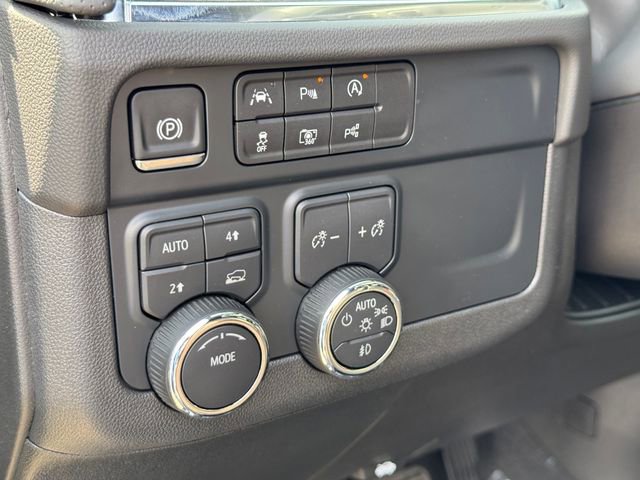 Used 2025 Chevrolet Suburban High Country image 18
