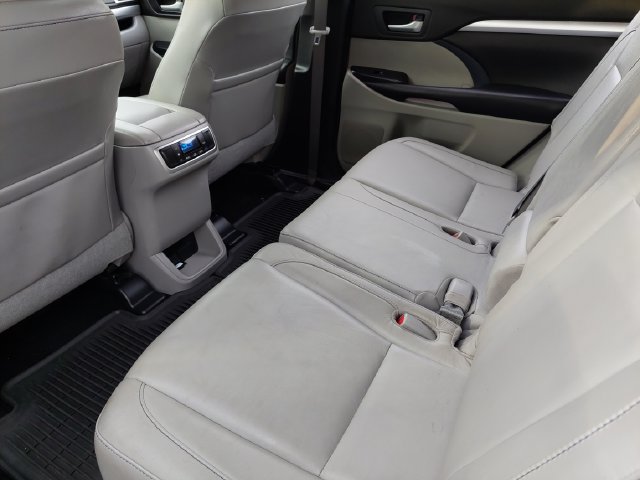 Used 2016 Toyota Highlander XLE AWD/4WD image 39