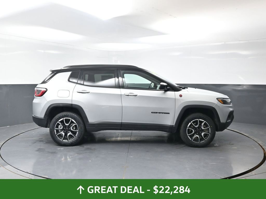 Used 2025 Jeep Compass Trailhawk AWD/4WD image 4