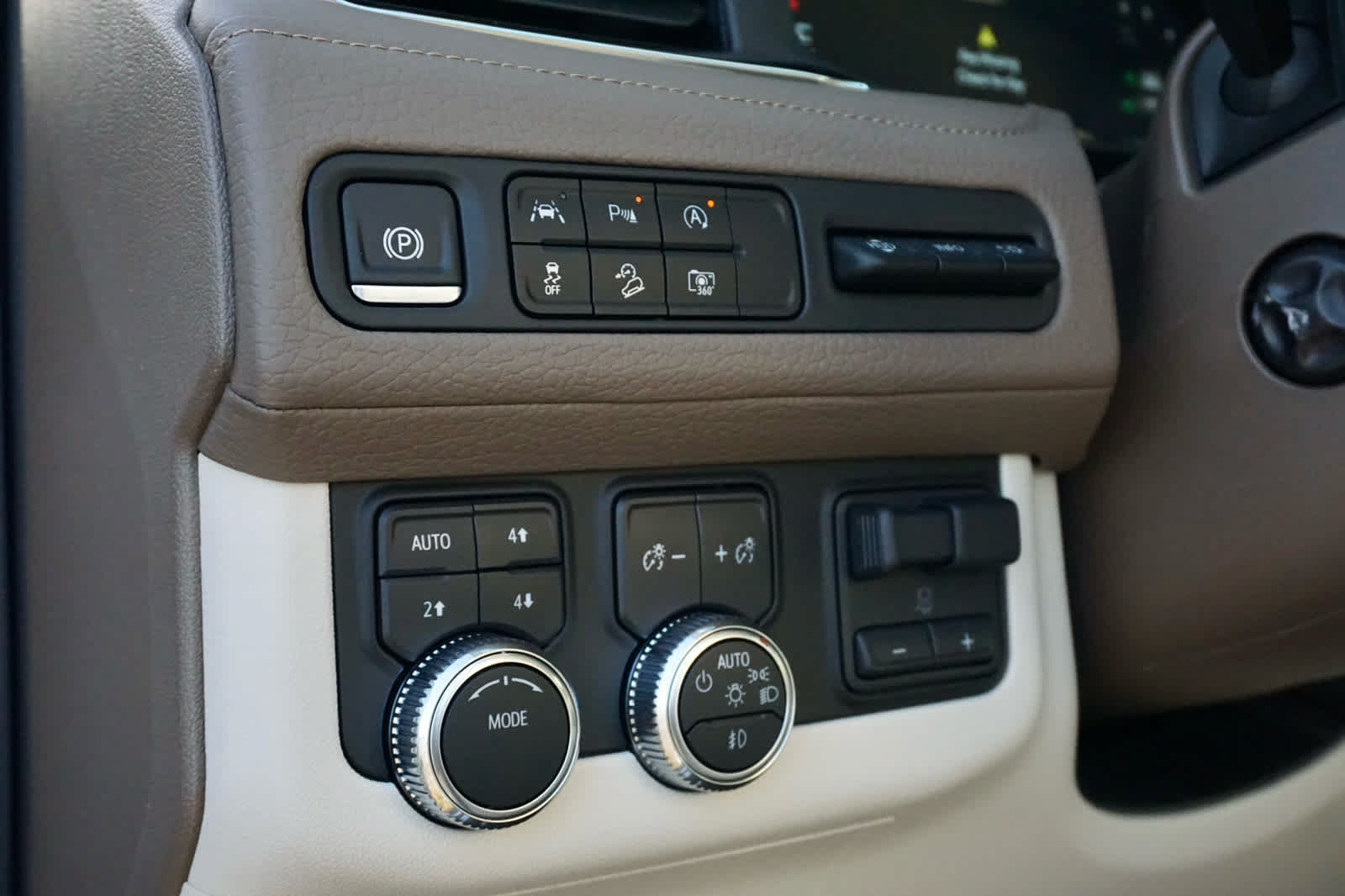 Used 2024 GMC Yukon Denali w/ LPO, Floor Liner Package AWD/4WD image 19