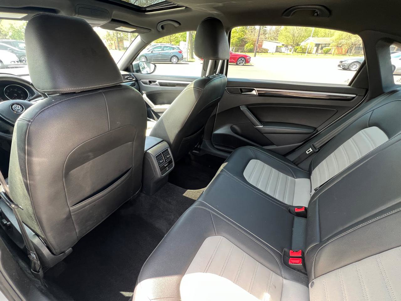 Used 2018 Volkswagen Passat 3.6 FWD image 29