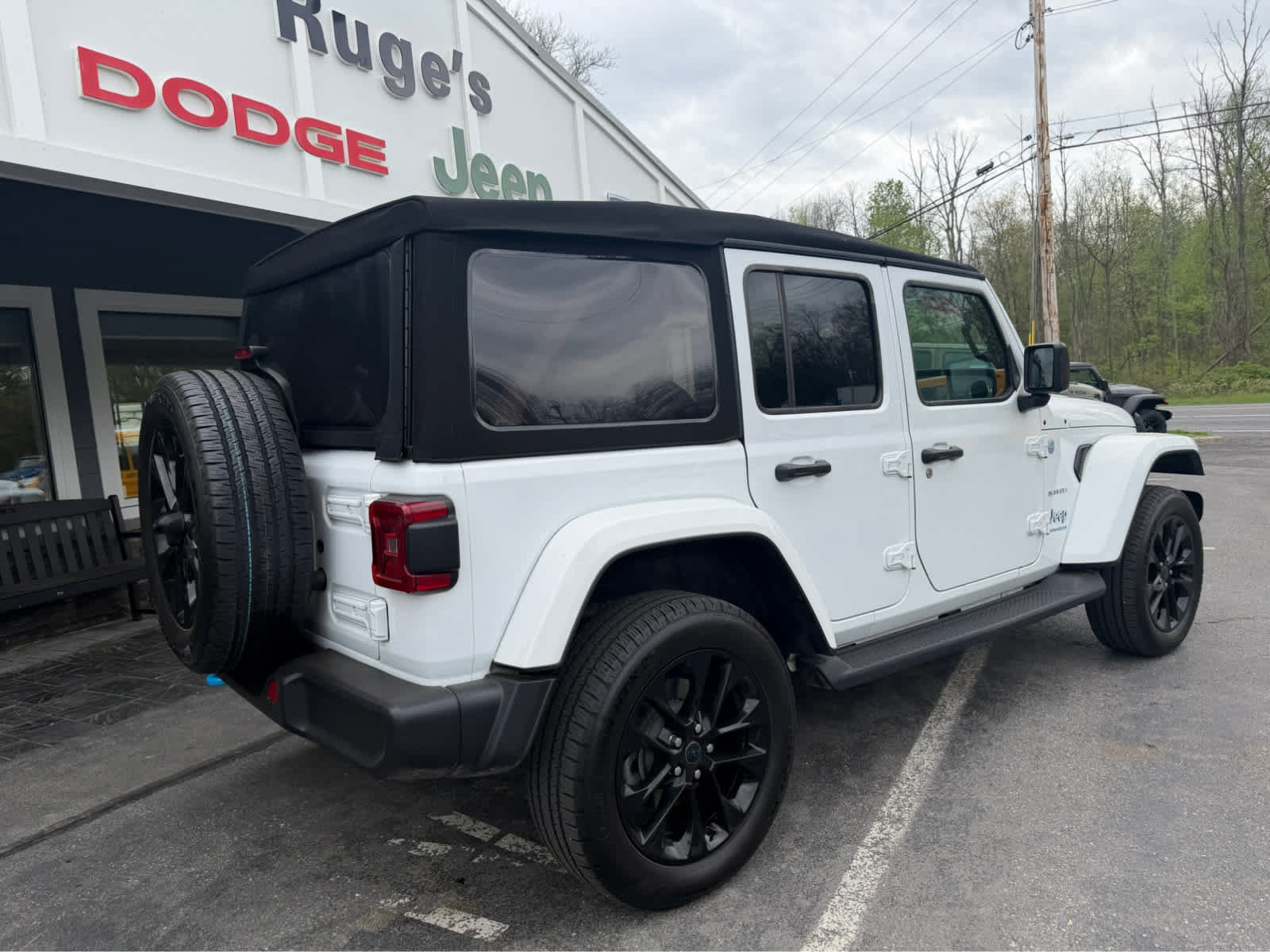 Used 2024 Jeep Wrangler Unlimited Sahara AWD/4WD image 8