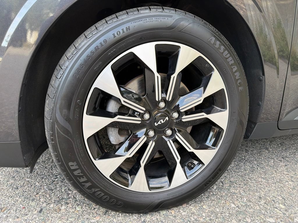 Certified 2024 Kia Carnival EX FWD image 12