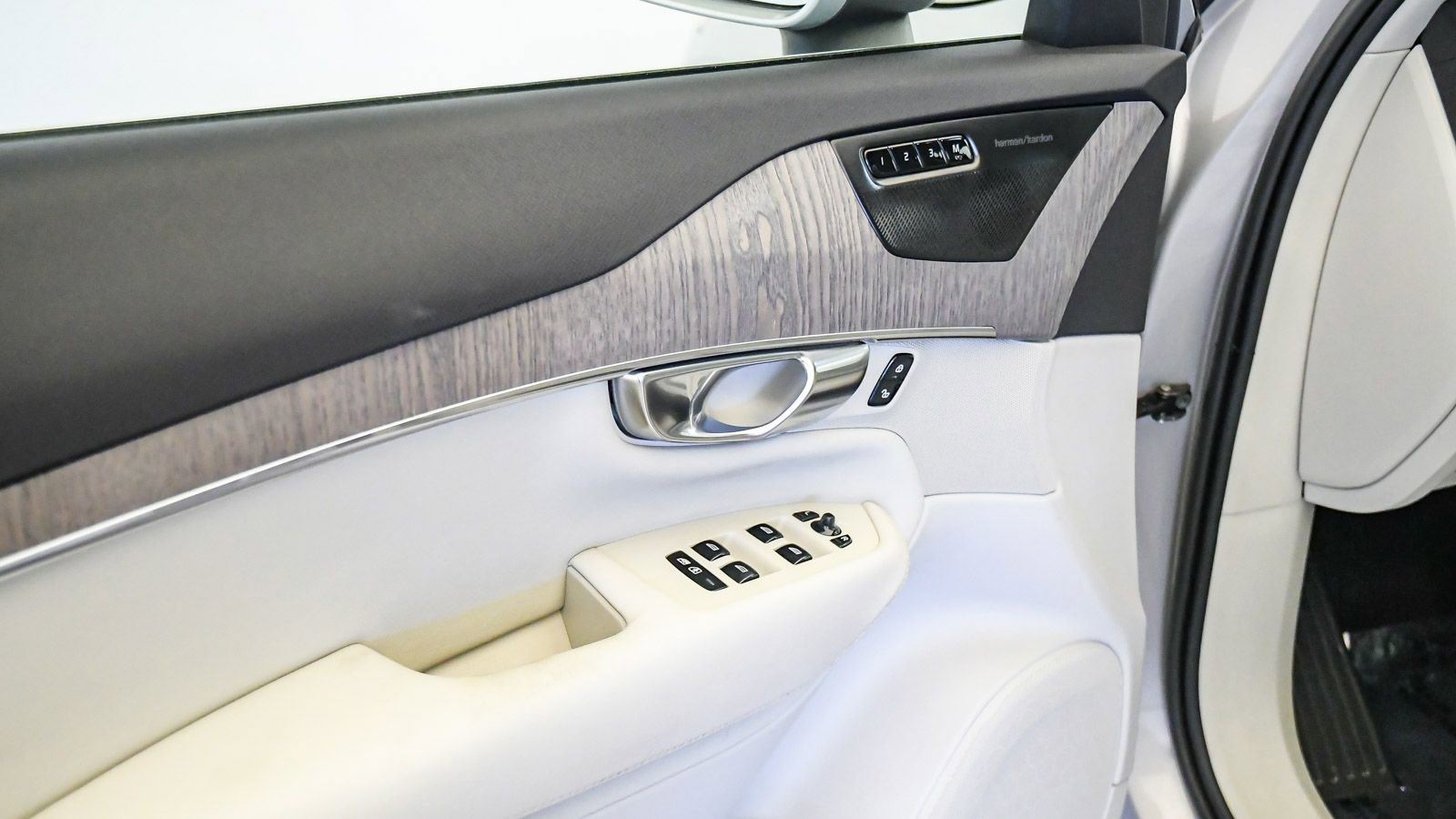 Used 2023 Volvo XC90 B6 Plus w/ Protection Package Premier image 25