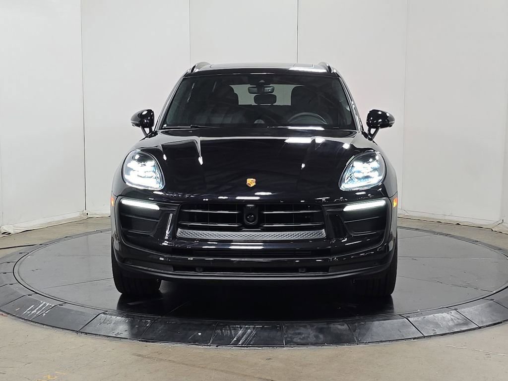 Certified 2025 Porsche Macan image 2
