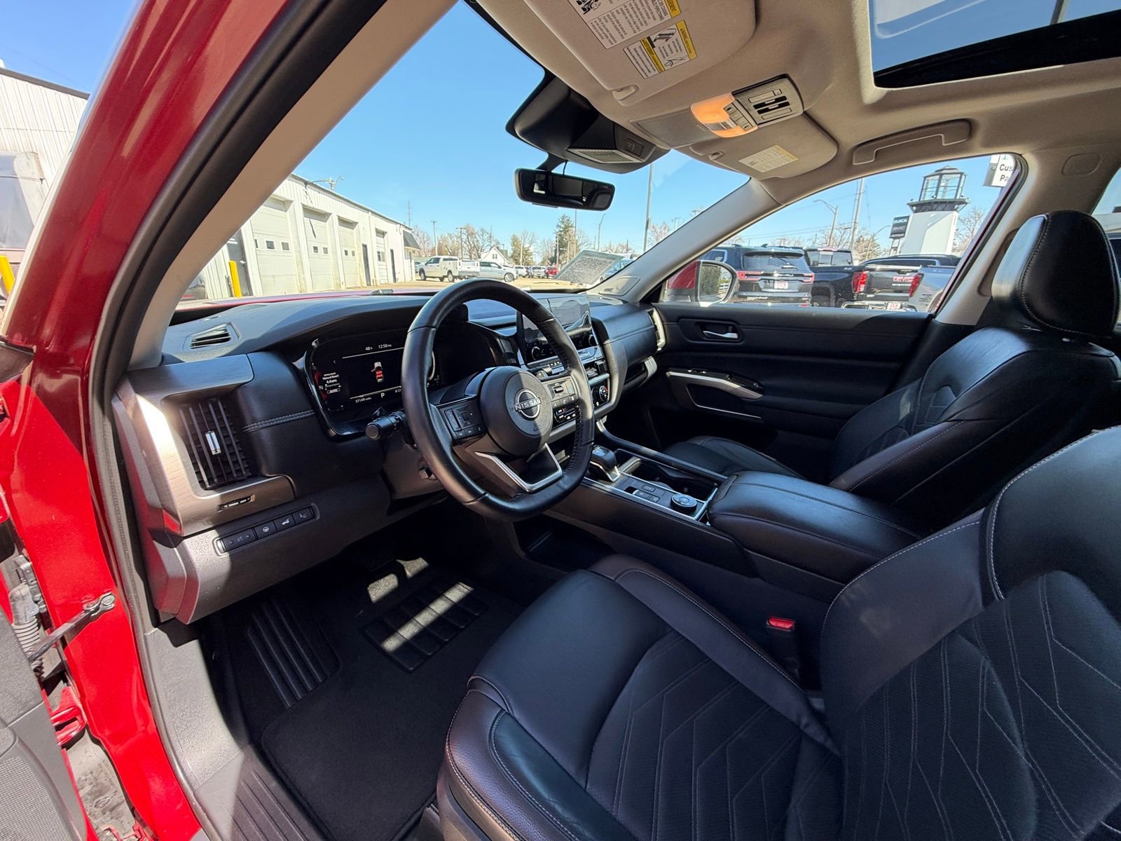 Used 2023 Nissan Pathfinder Platinum w/ Cargo Package image 4