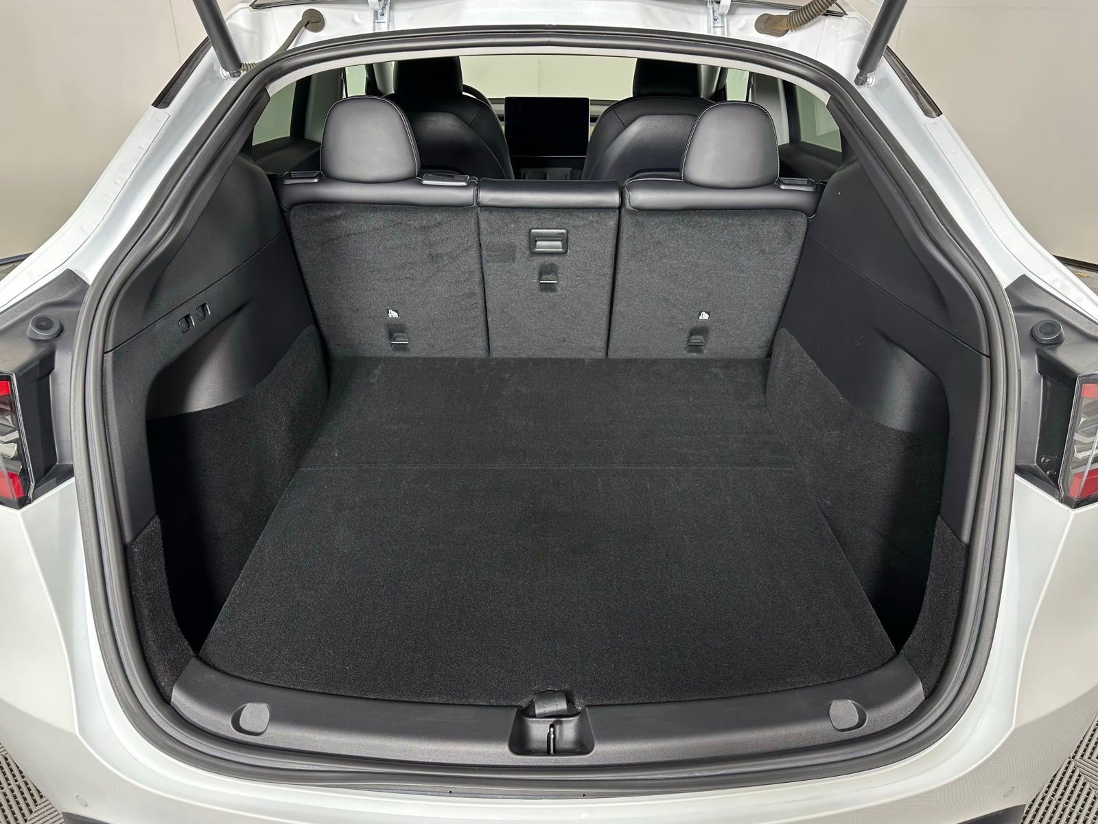 Used 2022 Tesla Model Y Long Range image 27