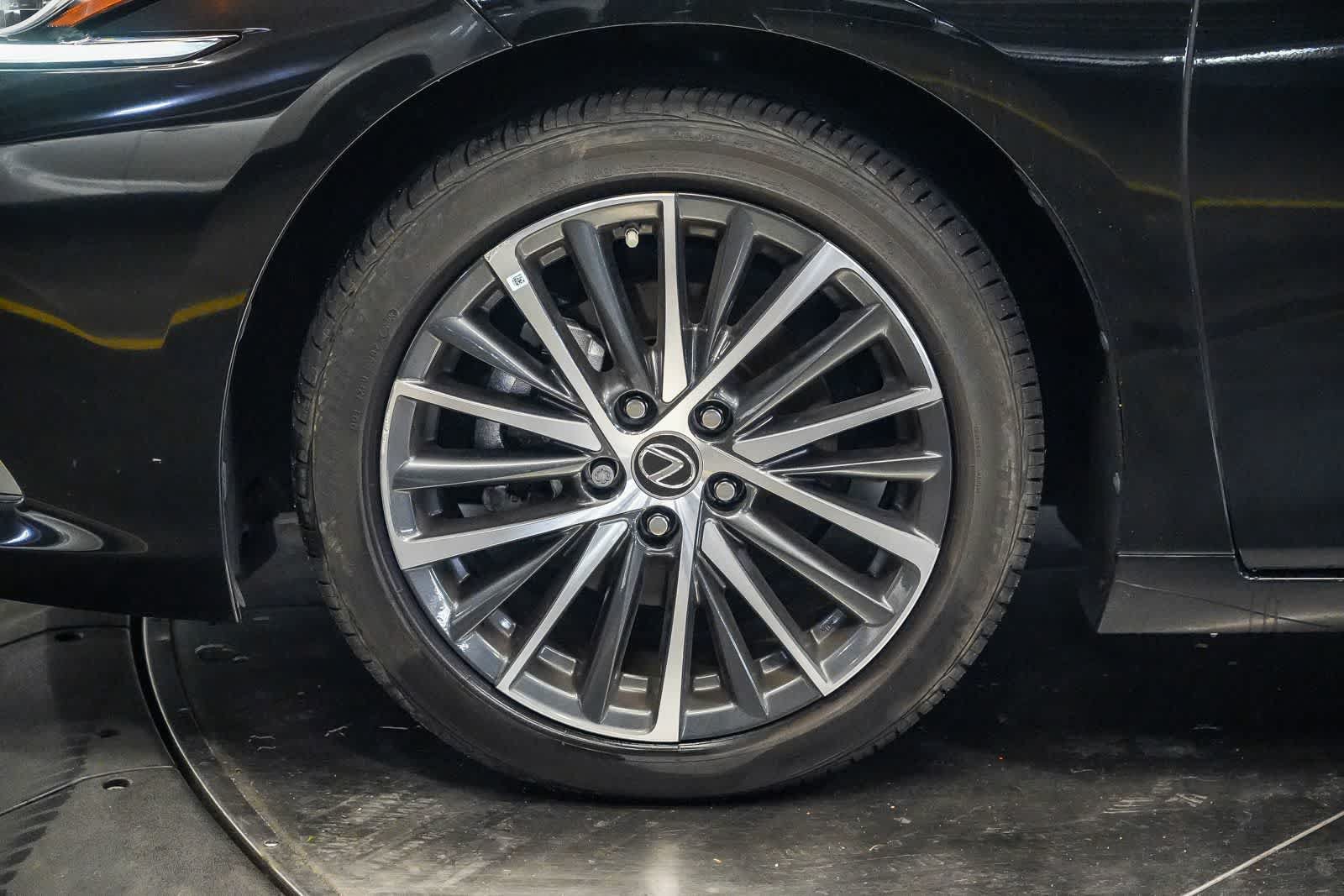 Used 2024 Lexus ES 300h w/ Premium Package FWD image 9