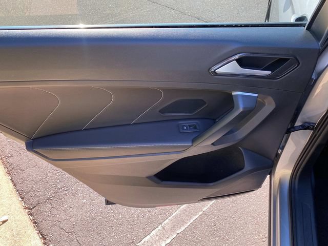 Used 2023 Volkswagen Tiguan SE w/ Panoramic Sunroof Package FWD image 11