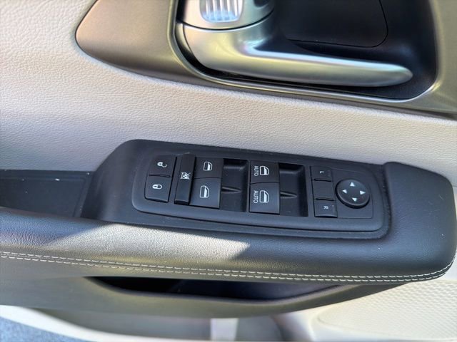 Used 2023 Chrysler Pacifica Touring-L image 24