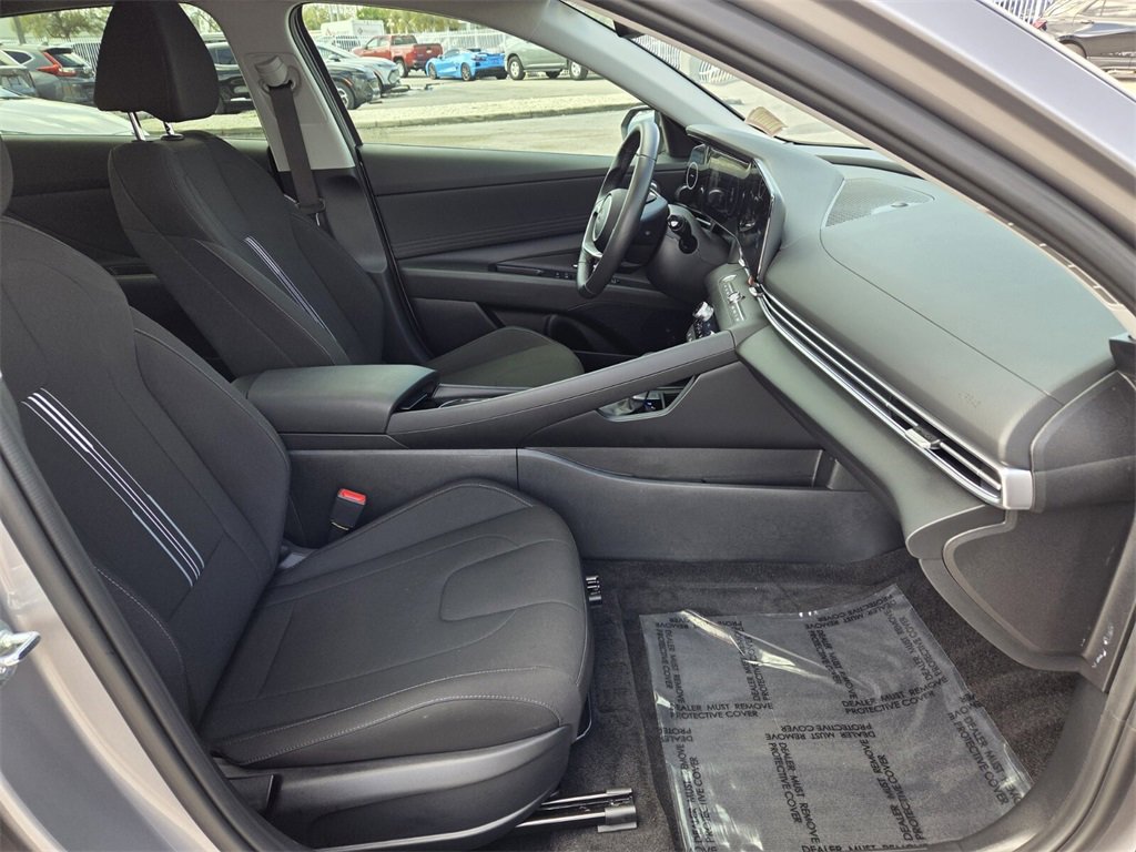 Used 2025 Hyundai Elantra SEL image 15