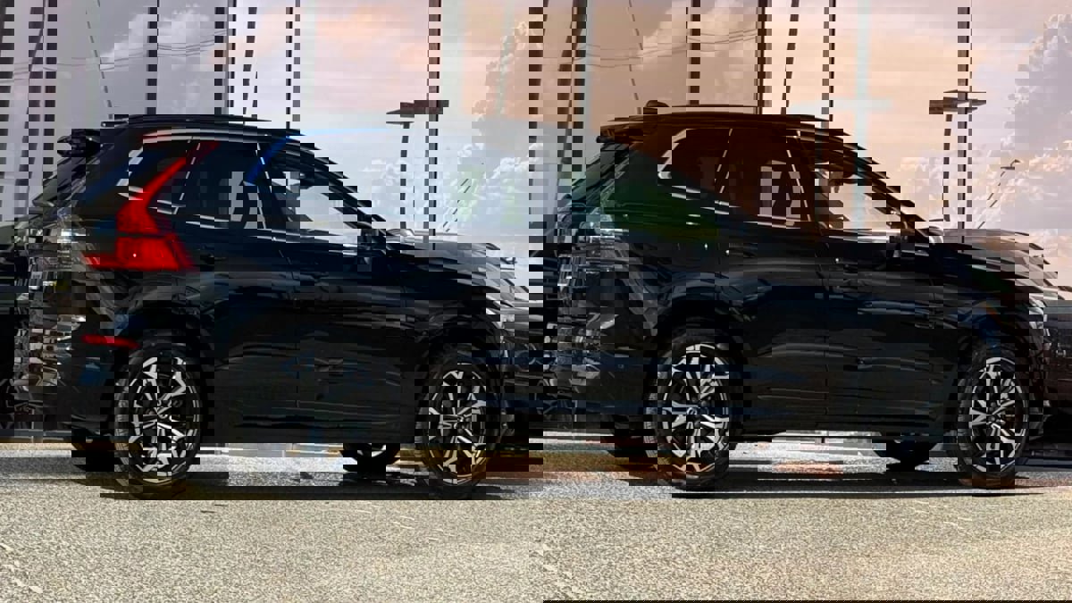 Used 2022 Volvo XC60 B5 Momentum image 13