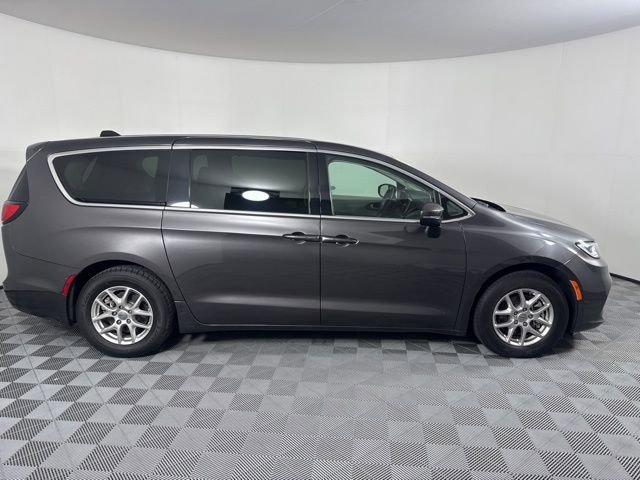 Used 2023 Chrysler Pacifica Touring-L image 2