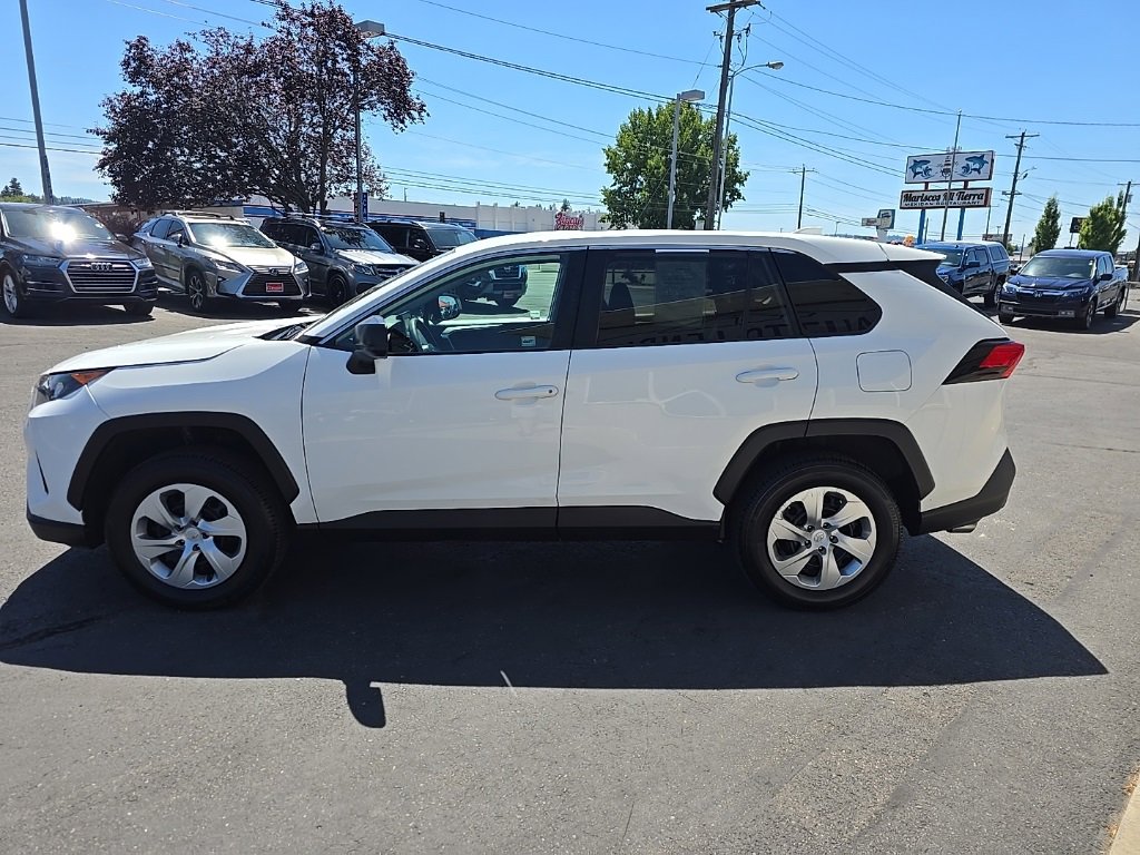 Used 2022 Toyota RAV4 LE image 4