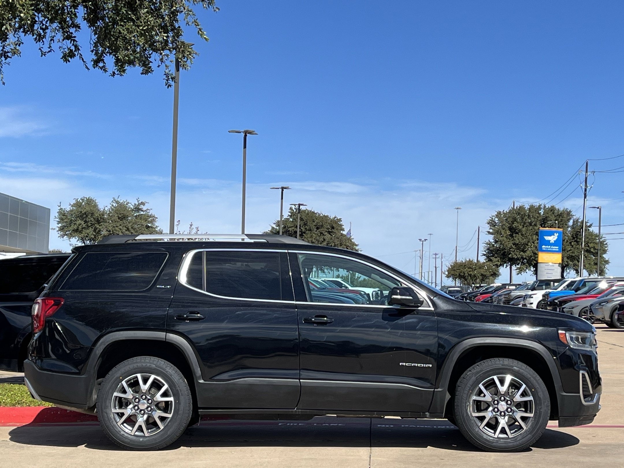 Used 2023 GMC Acadia SLT FWD image 3