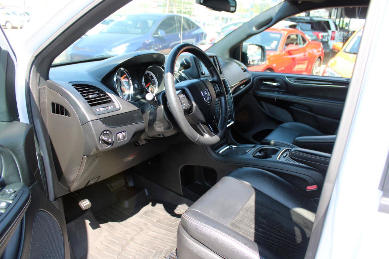 Used 2016 Dodge Grand Caravan SXT FWD image 13