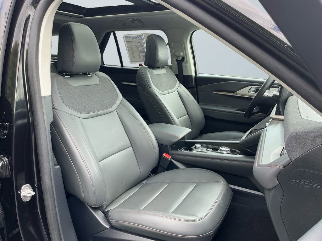 Used 2025 Ford Explorer Active w/ Active Comfort Package AWD/4WD image 16