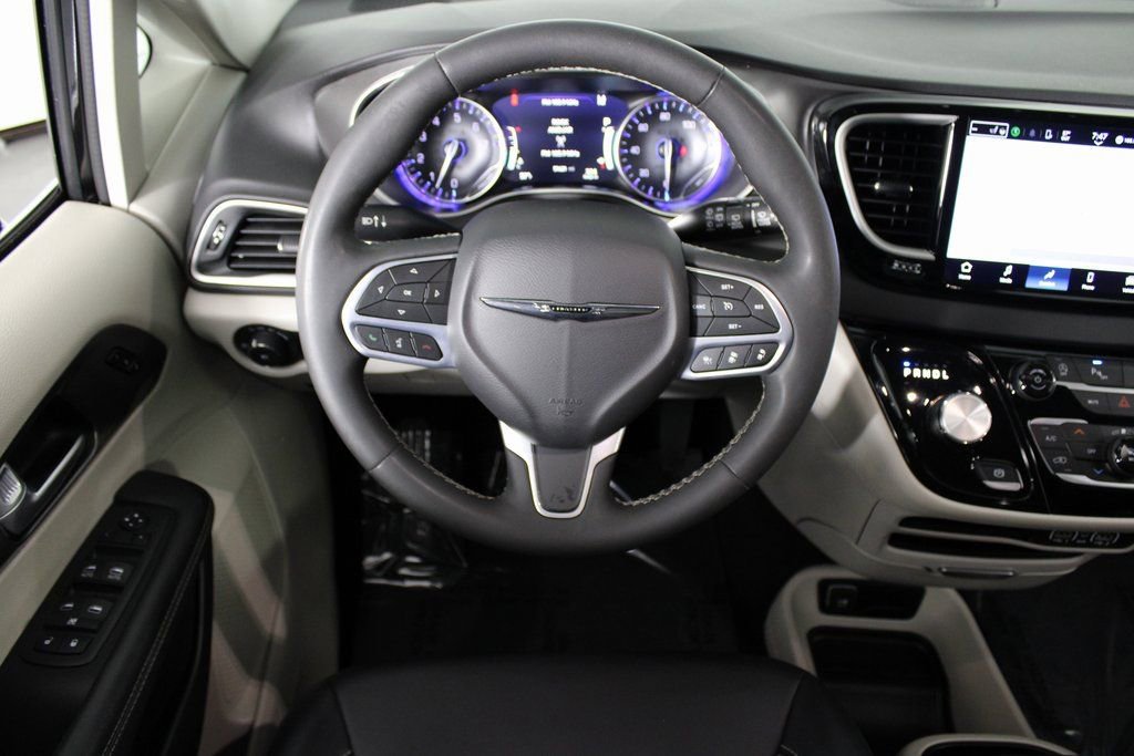Used 2024 Chrysler Pacifica Touring-L image 18