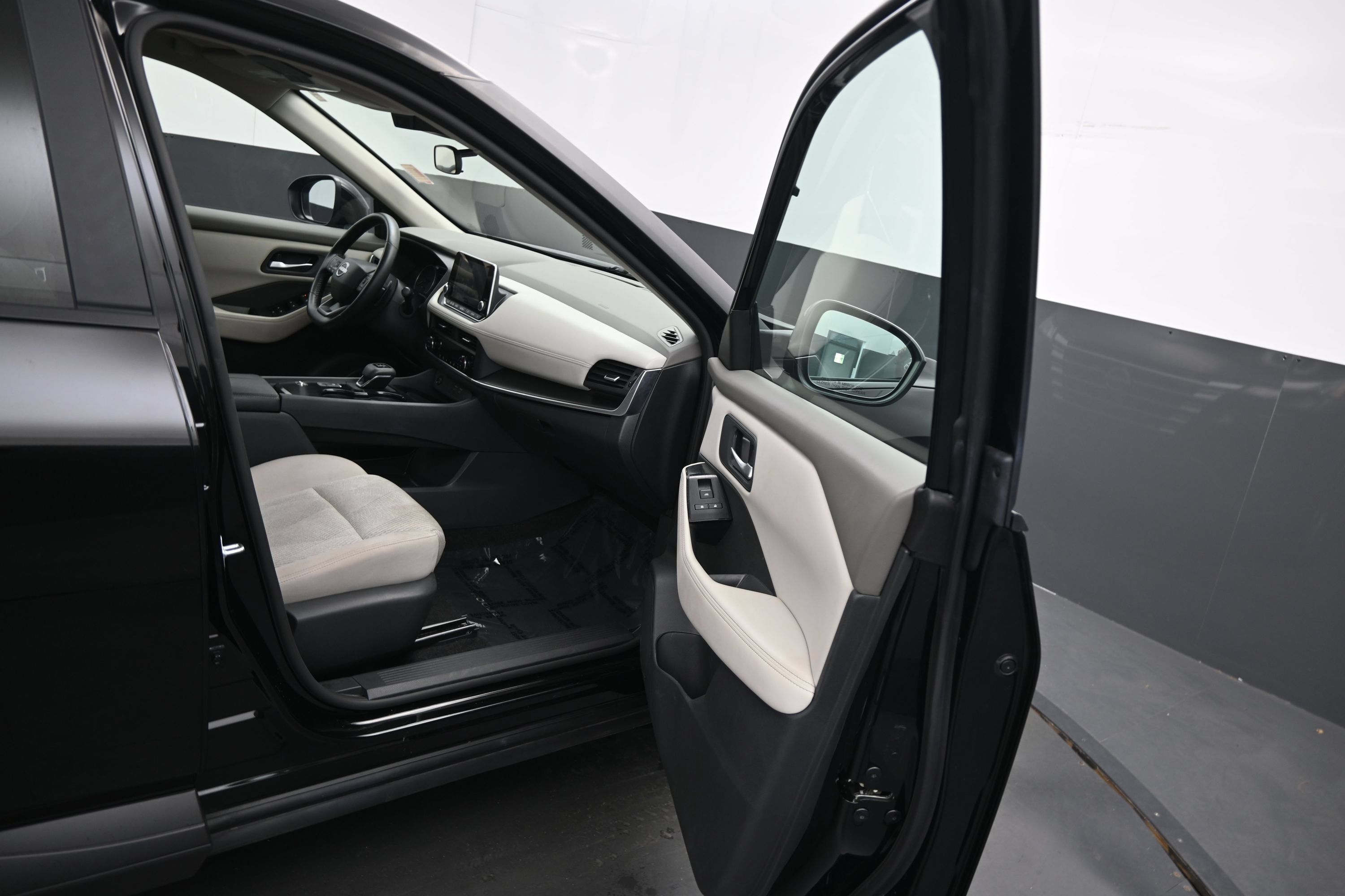 Used 2025 Nissan Rogue SV FWD image 13