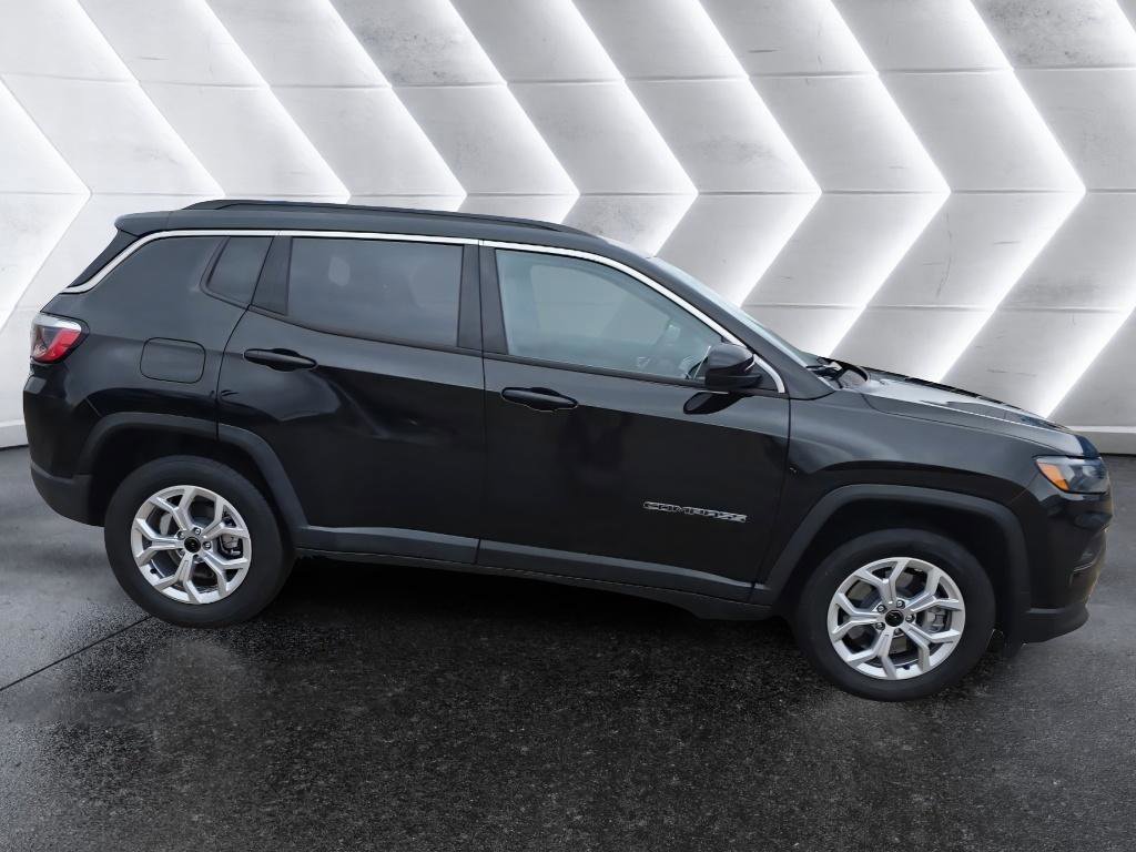 Used 2025 Jeep Compass Latitude image 4