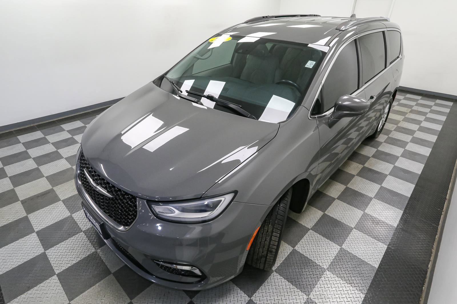 Used 2021 Chrysler Pacifica Touring-L image 8
